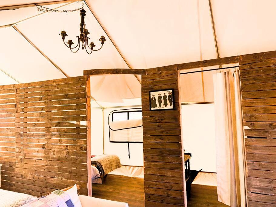 Silver Spur Homestead Luxury Glamping - The Cowboy Tombstone Exteriör bild